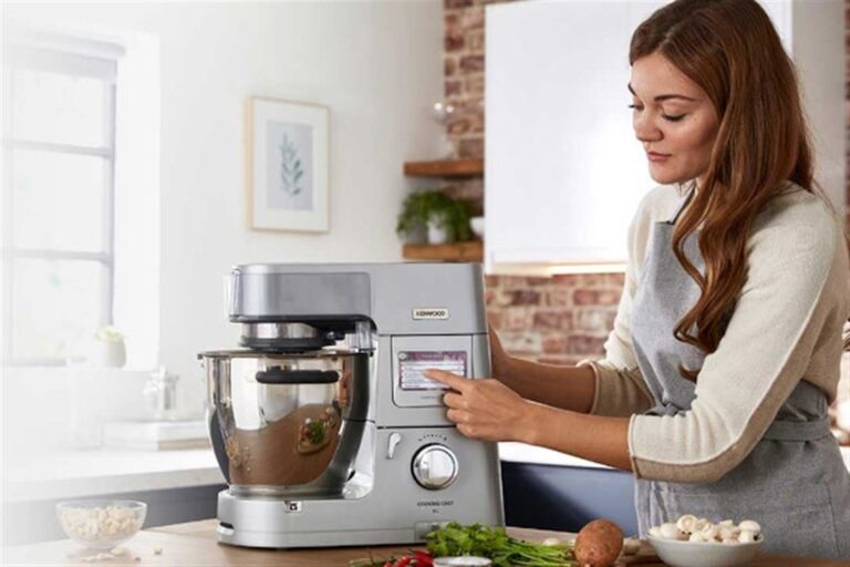 Lire la suite à propos de l’article Guide d’achat : Comment choisir le robot multifonction idéal pour vos besoins culinaires